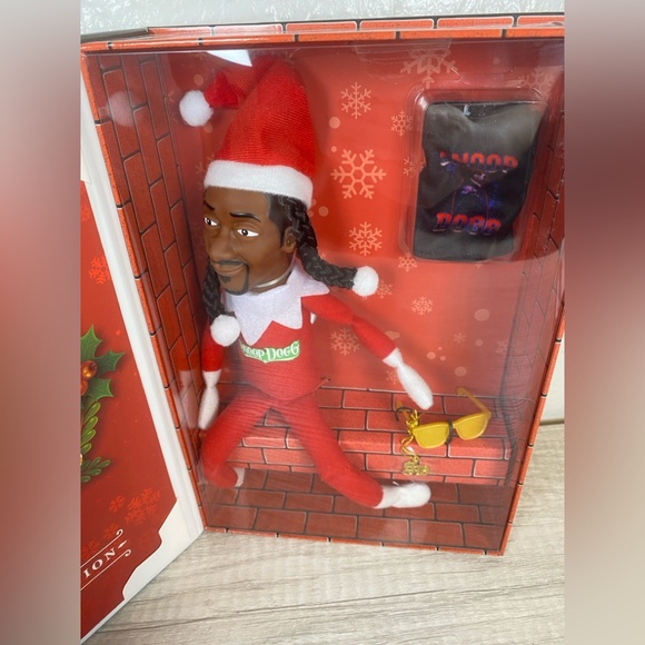 NIB 2024 EDITION SNOOP ON THE STOOP A HOOD TRADITION Red Plush Figurine NEW - Picture 4 of 6